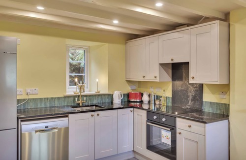 Gwynedd- Snowdonia Cabaña | TAN Y CLOGWYN, pet friendly, with open fire in Betws-Y-Coed