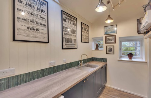 Gwynedd- Snowdonia Cabaña | TAN Y CLOGWYN, pet friendly, with open fire in Betws-Y-Coed