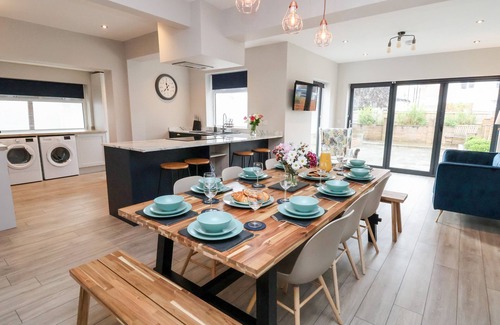 Penrhyn Bay Cabaña | TAN Y FRON, pet friendly, country holiday cottage in Penrhyn Bay