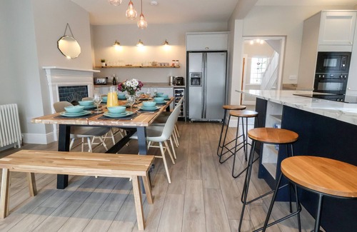 Penrhyn Bay Cabaña | TAN Y FRON, pet friendly, country holiday cottage in Penrhyn Bay