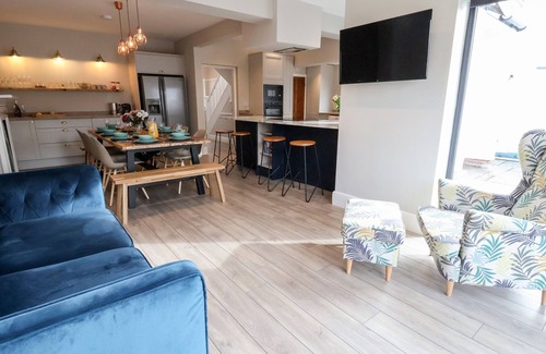 Penrhyn Bay Cabaña | TAN Y FRON, pet friendly, country holiday cottage in Penrhyn Bay