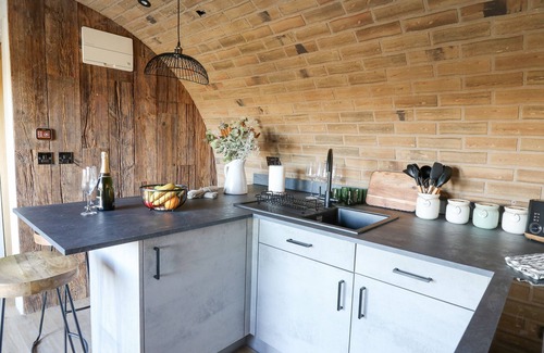 Llanfair Caereinion Cabaña | TAN Y WAWR- ONNEN, romantic, with hot tub in Llanfair Caereinion