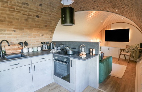 Llanfair Caereinion Cabaña | TAN Y WAWR- ONNEN, romantic, with hot tub in Llanfair Caereinion