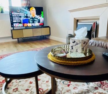 Abergavenny Casa | Tanglewood Close, 3 Bedroom house, Abergavenny with private parking,