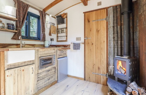 Kingswood Cabaña | TANGLEWOOD SHEPHERDS HUT, romantic, with hot tub in Welshpool