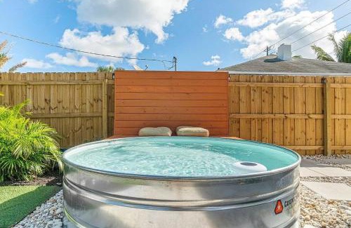 Lantana Casa | Tank Pool, Putting Green & 1 Mile To The Beach!