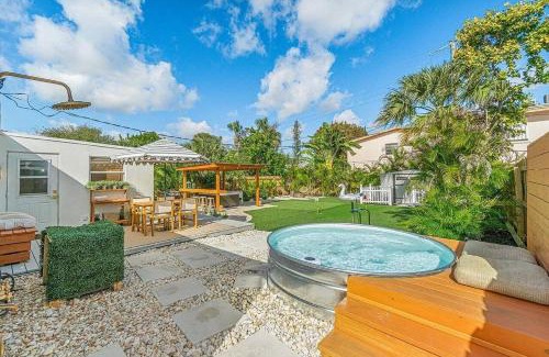 Lantana Casa | Tank Pool, Putting Green & 1 Mile To The Beach!