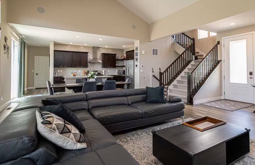 Brighton Casa | Tanner Peak: Wellness Business Entertainment