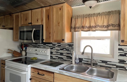 Warsaw Casa | Tanners Manor is in a peaceful setting on the end of a cove.
