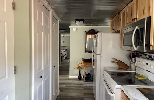 Warsaw Casa | Tanners Manor is in a peaceful setting on the end of a cove.