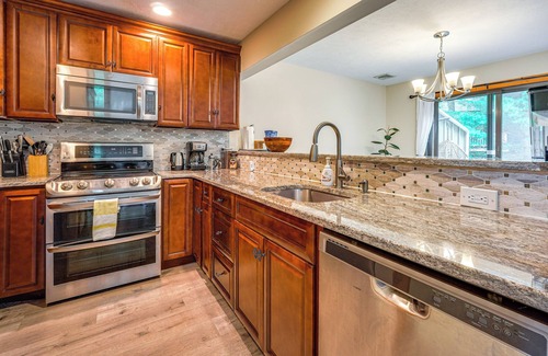 Tannersville Cabaña | Tannersville Resort Home w/ Deck & Gas Grill!