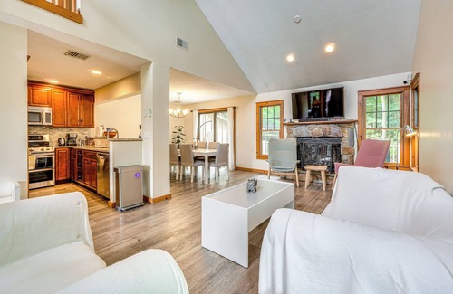 Tannersville Cabaña | Tannersville Resort Home w/ Deck & Gas Grill!
