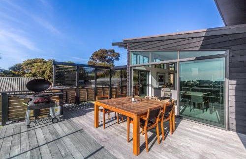Oneroa Villa | Taonga with Sea Views by Waiheke Unlimited