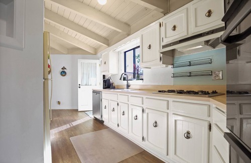 Taos Casa | Taos Pine Home - A/C - Hot Tub - Private Courtyard - Prime Location