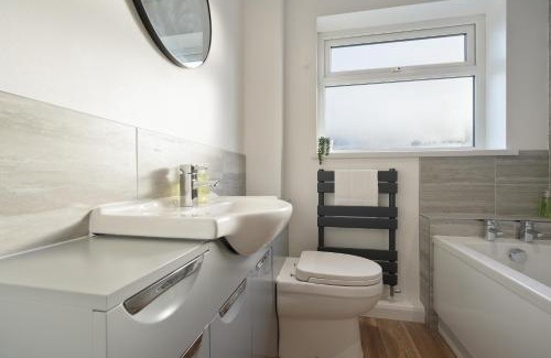 Chesterfield Casa | Tapton View - Modern Stay Near Chesterfield Town Center, Train Station & the Peak District