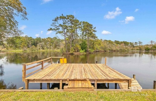 Mobile Casa | Tara's Riverfront Hideaway