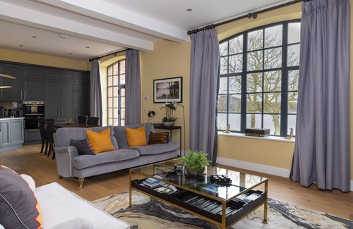 Wing Cabaña | Tarn End Cottage 5, Talkin Tarn, Brampton, ideal for a family with activities and historical sites