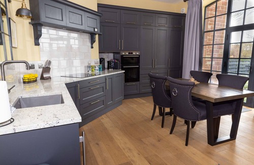 Wing Cabaña | Tarn End Cottage 5, Talkin Tarn, Brampton, ideal for a family with activities and historical sites