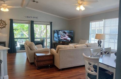Bonita Shores Apartamento | Tarpon - Spacious Updated W&D Full Kitchen 1.5 Mi to Beach