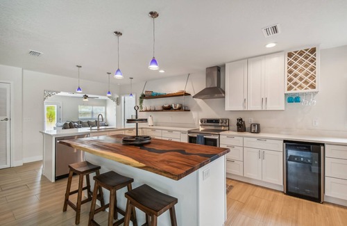 Tarpon Springs Casa | Tarpon Springs Lux. Home Refreshing Pool near Sunset Beach - Golf & Sponge Docks