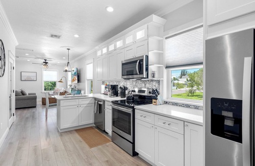Tarpon Springs Cabaña | Tarpon Tides Cottage - Walking distance to the Sponge Docks & Downtown!