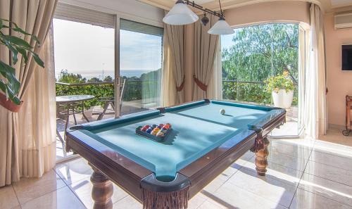 Cap de Salou Villa | TarracoHomes, Villa Cala Crancs con Piscina Privada y Mesa de Billar