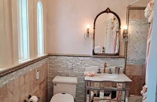 Redmont Park Villa | Taste of Europe w/hot tub,steam shower