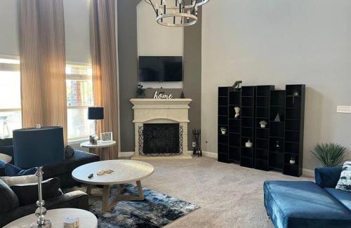 Iowa Colony Casa | Taste of Texas Luxury Lakeside Beauty