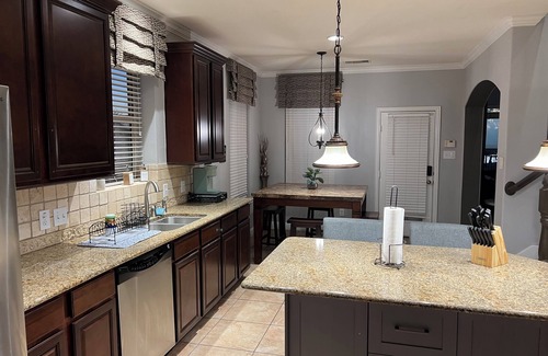 Iowa Colony Casa | Taste of Texas Luxury A Lakeside Beauty