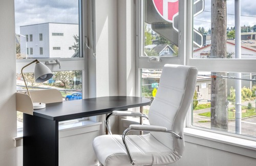 West Woodland Apartamento | Tasteful Ballard 2BR w/ BBQ, Lounge & W/D, onsite retail, by Blueground