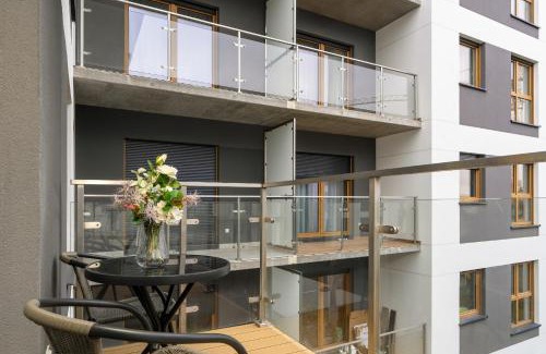 Grunwald Apartamento | Tasteful Beige Apartment with Parking by Noclegi Renters