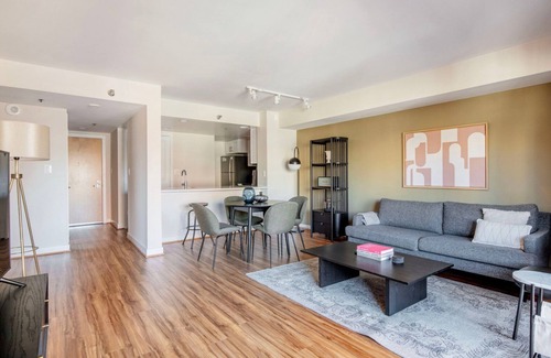 Court House Apartamento | Tasteful Clarendon 2BR w/ Gym, nr Metro, Bars & Groceries, by Blueground