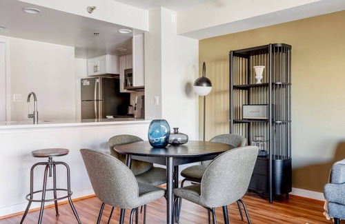 Court House Apartamento | Tasteful Clarendon 2BR w/ Gym, nr Metro, Bars & Groceries, by Blueground
