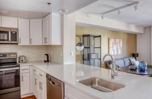 Court House Apartamento | Tasteful Clarendon 2BR w/ Gym, nr Metro, Bars & Groceries, by Blueground