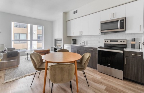 Hayward Apartamento | Tasteful Hayward 2BR w/ Heated Pool, near Shops & Dining, by Blueground