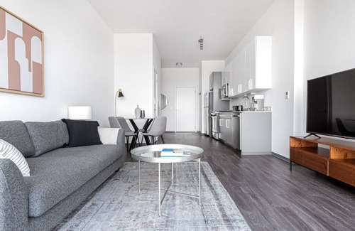 Logan Square Apartamento | Tasteful Logan Square 2BR w/ Gym, Roof Deck, 1 block to L, by Blueground