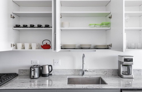 Logan Square Apartamento | Tasteful Logan Square 2BR w/ Gym, Roof Deck, 1 block to L, by Blueground