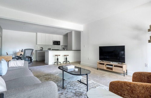 Sharon Heights Apartamento | Tasteful Menlo Park 1BR w/ Gym & Pool, nr Shops, by Blueground