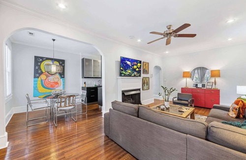 Cherry Condominio | 500 Queens #6: Modern 2BR in Myers Park w/ porch