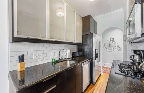 Cherry Condominio | 500 Queens #6: Modern 2BR in Myers Park w/ porch