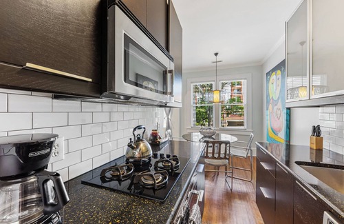 Cherry Condominio | 500 Queens #6: Modern 2BR in Myers Park w/ porch