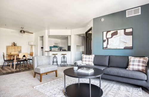 Studio City Apartamento | Tasteful Studio City 2BR w/ Pool, Gym & W/D, nr Olive Ave, by Blueground