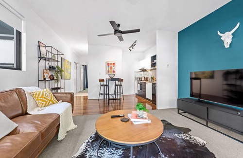 Teneriffe Apartamento | Tasteful Teneriffe! ~ 1Bed, 1Bath, 1Car, Balconies