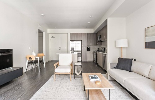 Warner Center Apartamento | Tasteful Woodland Hills 1BR w/ Gym & Pool, near 101, by Blueground