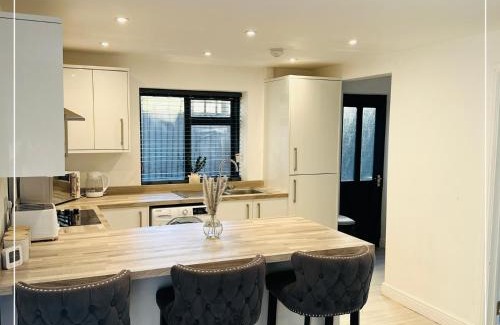 Mapperley Apartamento | Tastefully decorated 4 Bed Home in Gedling - Near Colwick Country Park, Victoria Retail Park, City Centre & Nottingham Racecourse