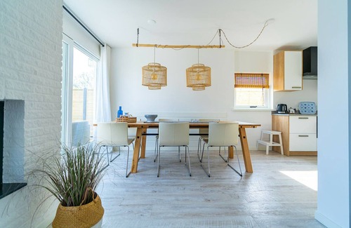 Ouddorp Casa | Tastefully decorated holiday home with a modern and light appearance that has been decorated with love and care.