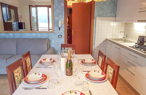 Lezzeno Apartamento | decoradas con buen gusto apartamento de 2 dormitorios en justo en el lago con piscina y playa privada