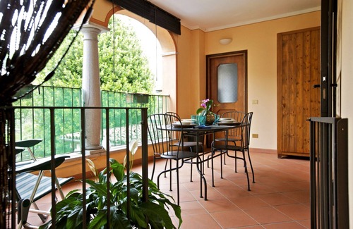 Pallanza Apartamento | Amueblado con buen gusto apartamento de 2½ habitaciones con amplio jardín y 2 balcones