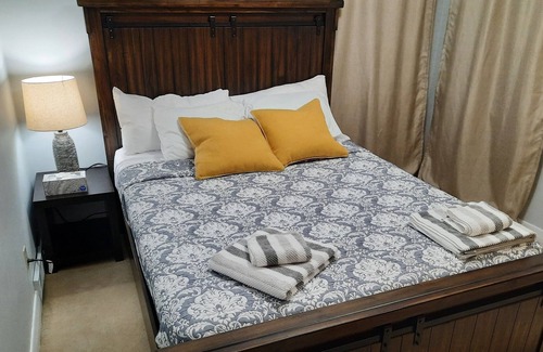 Saskatoon Casa | Tastefully furnished 5 Bedroom home in the heart of Saskatoon
