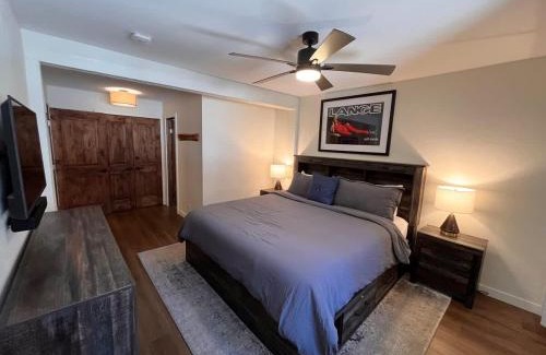 Mammoth Lakes Casa | Tastefully Remodeled Condo at Mammoth Ski & Racquet Club, Hot Tub, Garage, 10 Min Walk to Ski Lifts
